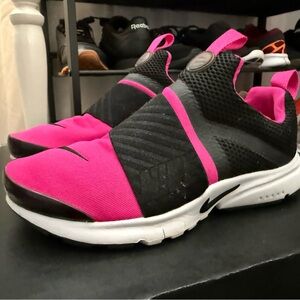 Nike Women's Black and Pink Athletic Shoes